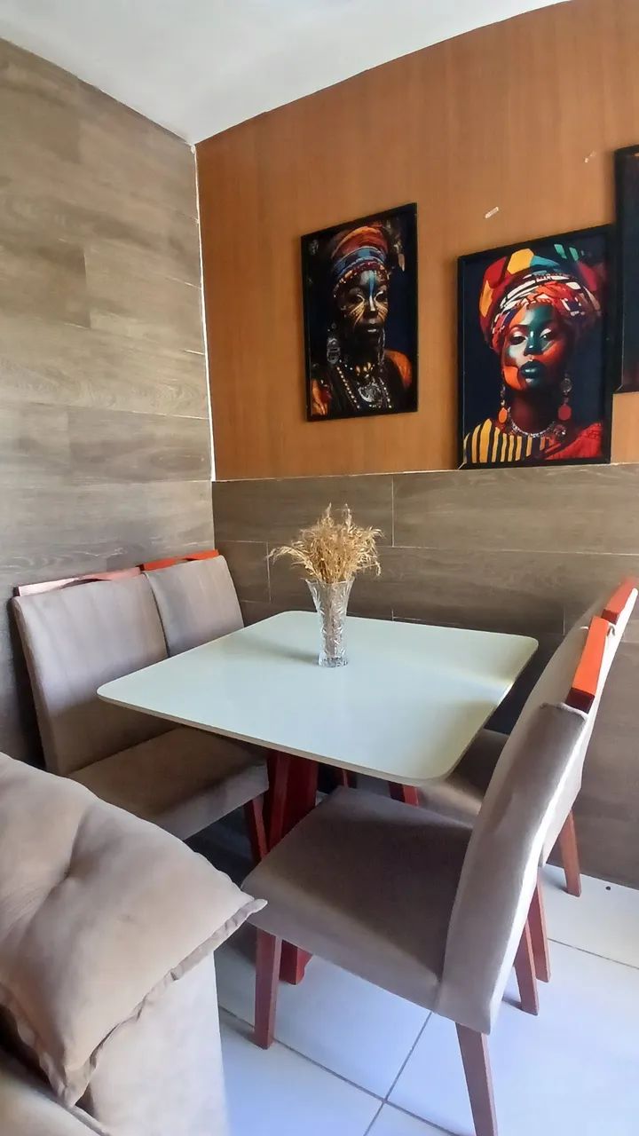 Mesa e cadeiras em madeira 90x90