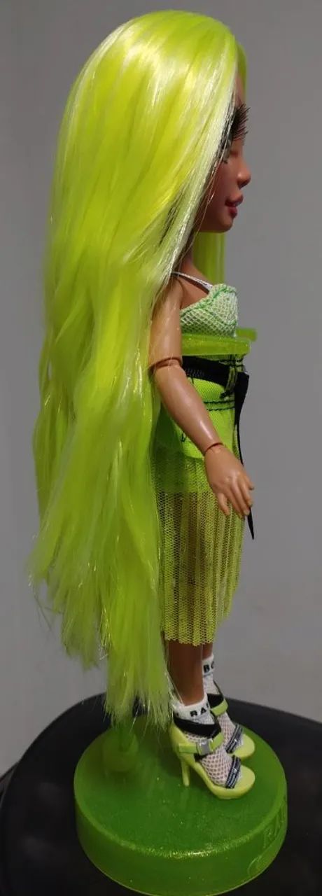 Boneca Rainbow High Karma completa. Leia descrição  - Foto 3