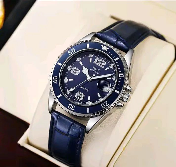 Relógio  com pulseira de couro 