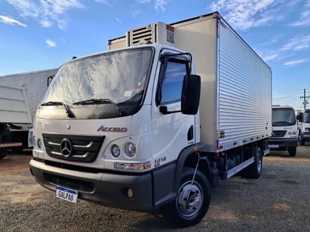 MB Accelo 1016 4X2 Baú Refrigerado - (2012)