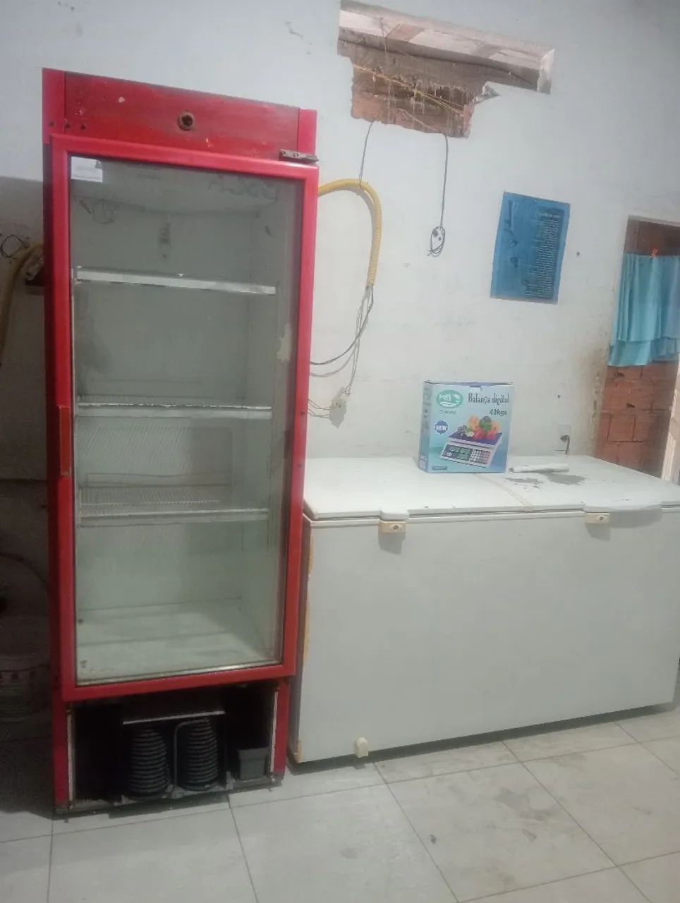 Vendo freezer horizontal, expositor vertical e um balança digital.