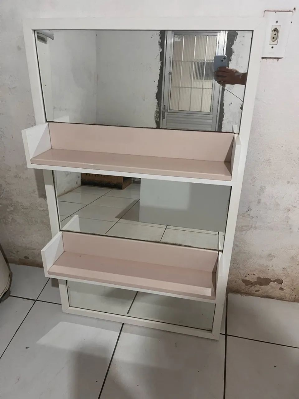 Uma peça de prateleira com espelhos e uma mesa de estudos - Foto 5