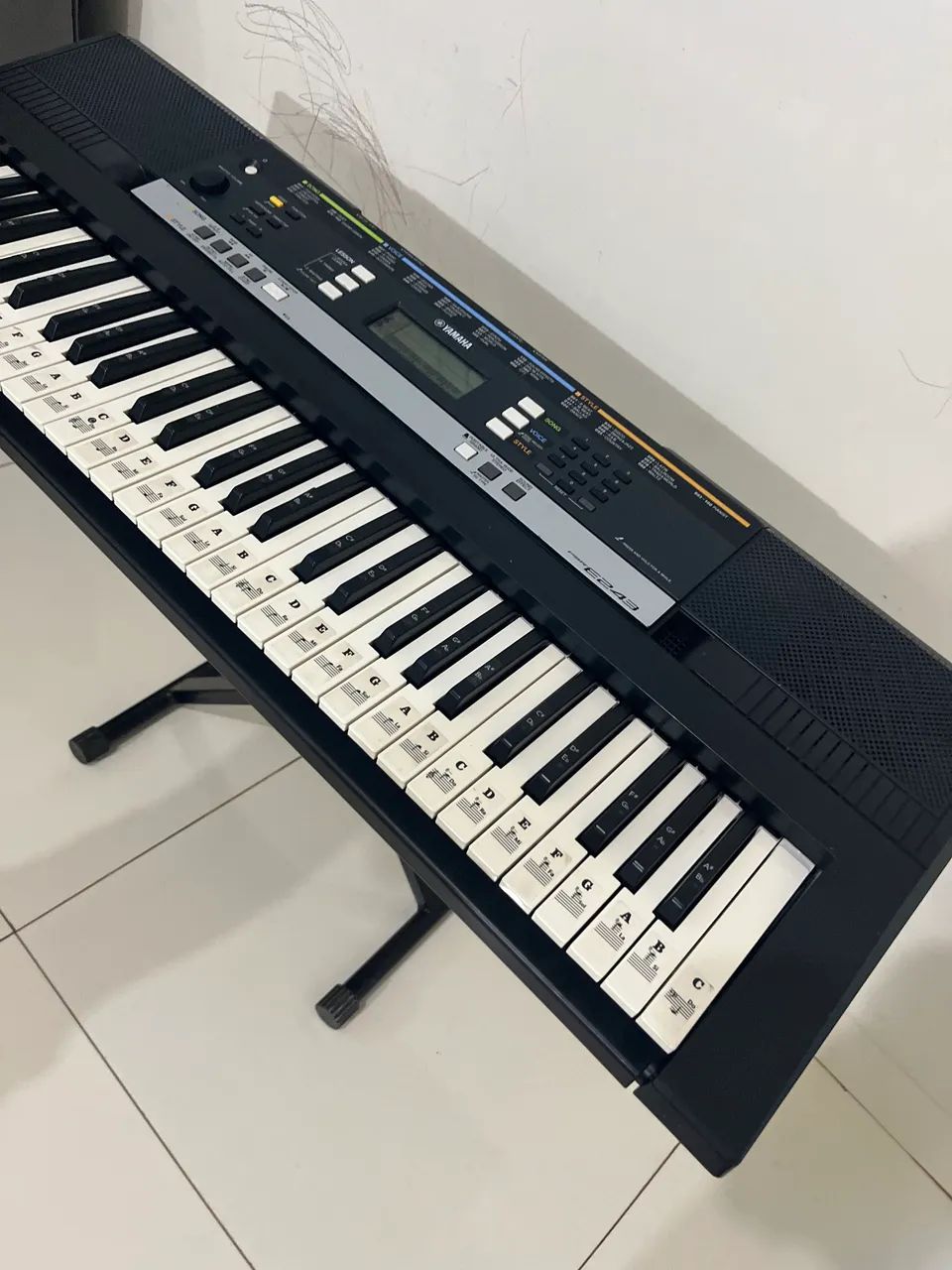 Teclado YAMAHA PSR E243 (TEM ENTRADA MID) - Foto 5