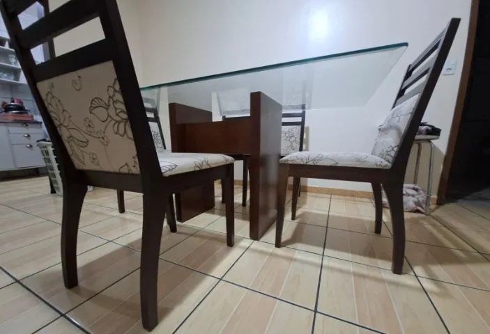 Vendo mesa com 6 cadeiras de madeira 