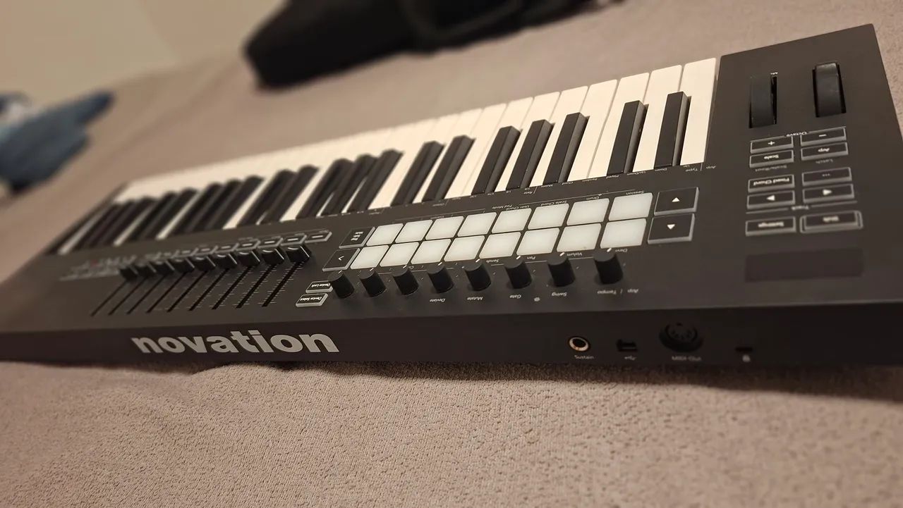 Controlador Novation Launchkey MK3 49 - Foto 3
