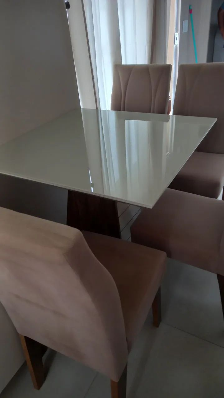 Conjunto de mesa de jantar e 4 cadeiras