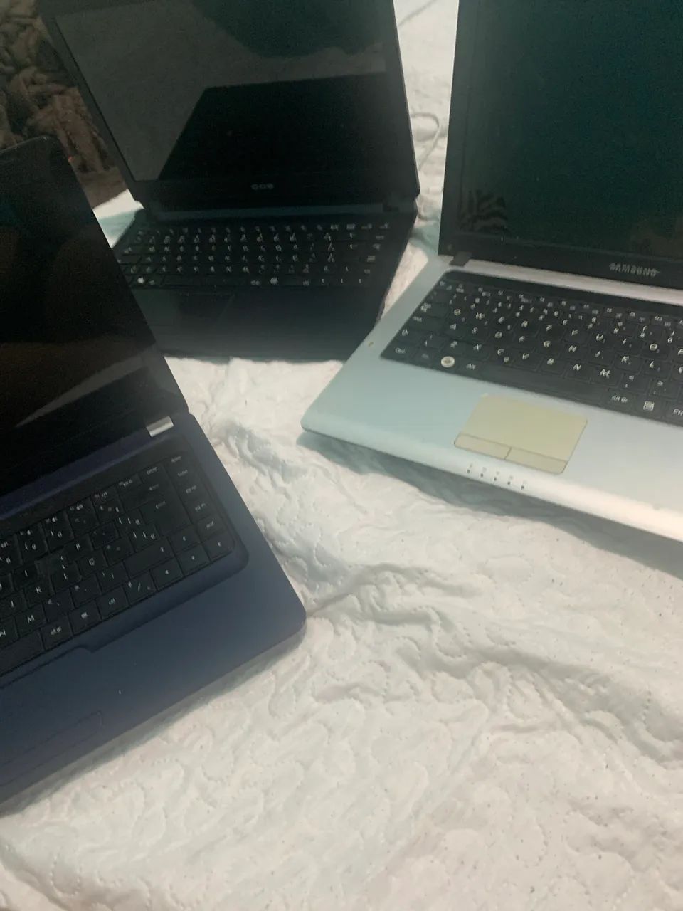 Vendo lote com 3 notebooks para conserto ou retirada de peças: Samsung hp e cce - Foto 2