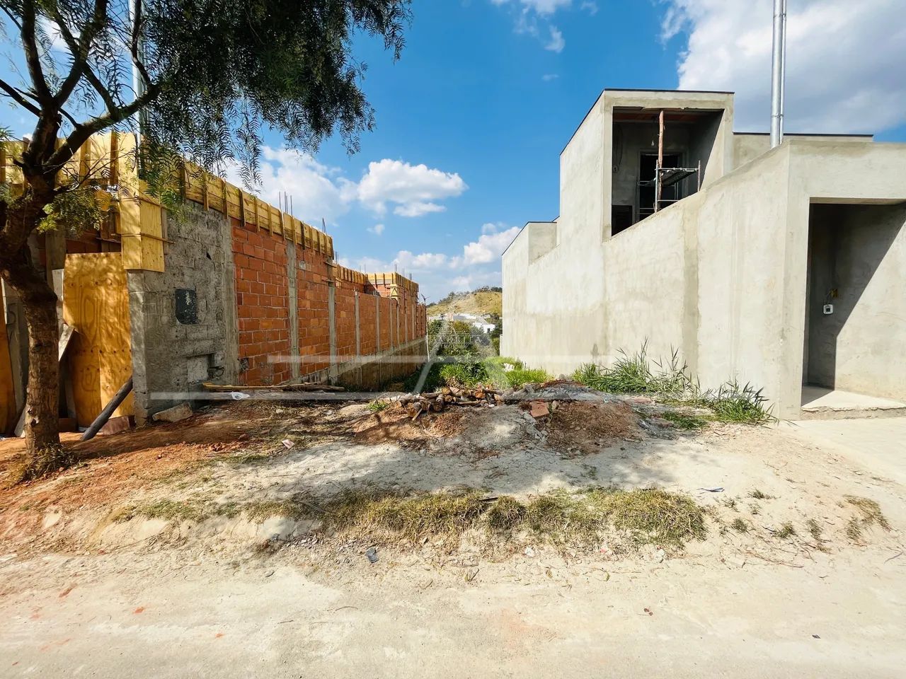 Lote no Villa Verde com leve declive e excelente localização