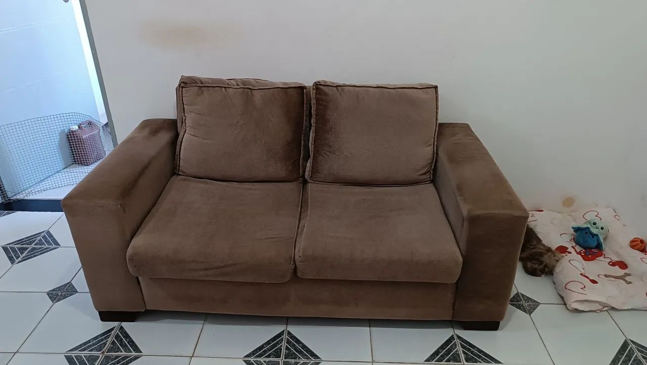 ?Sofá 2 Lugares Marrom em Suede - Bem Conservado