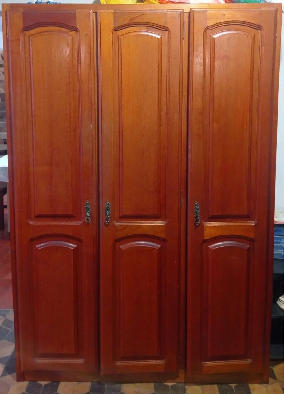 Guarda roupa de madeira 