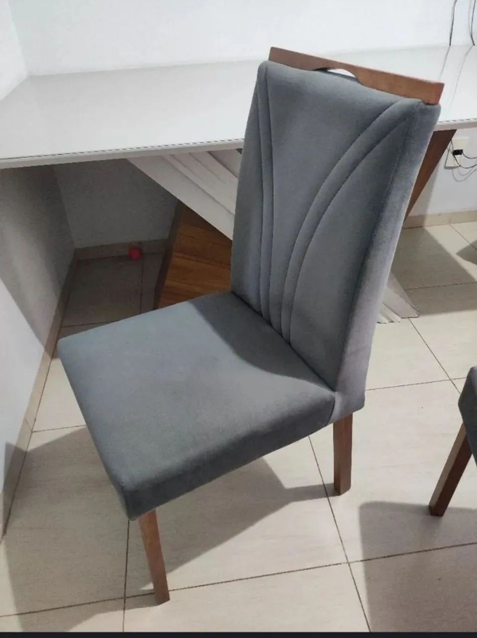 Vendo mesa de luxo com tampo de vidro e 6 cadeiras  - Foto 4