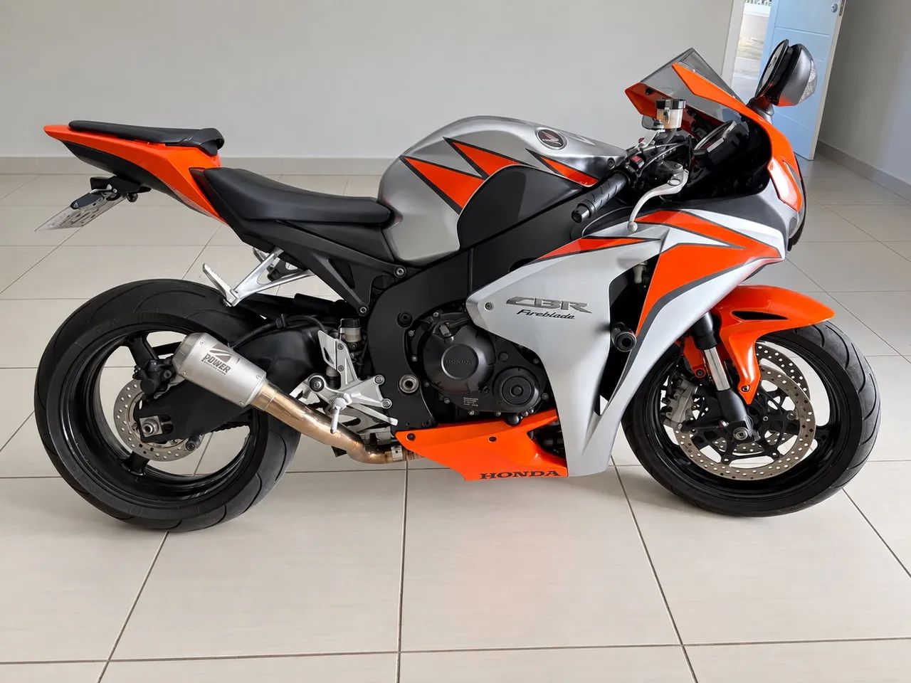 CBR 1000RR FireBlade 2010 - super conservada