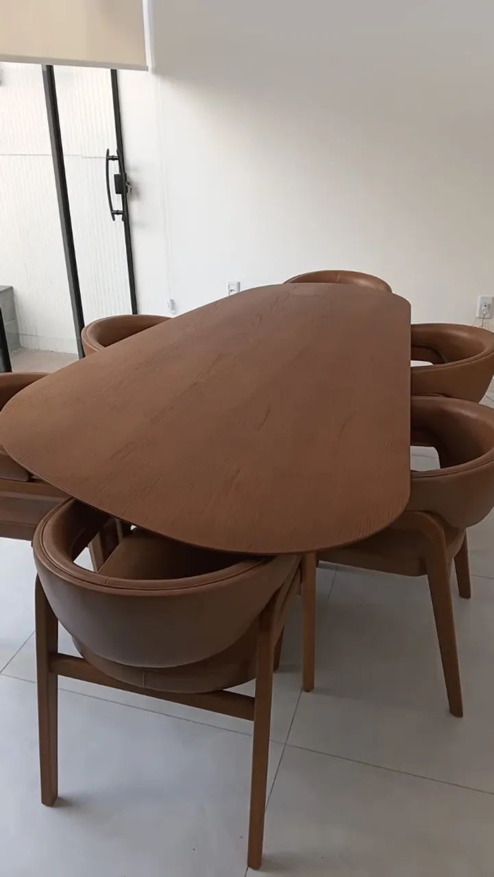Conjunto de mesa e cadeiras de couro 