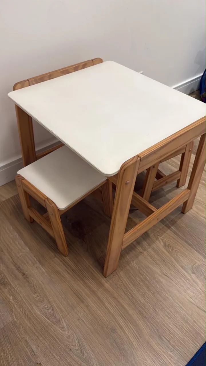 Mesa infantil para atividades 