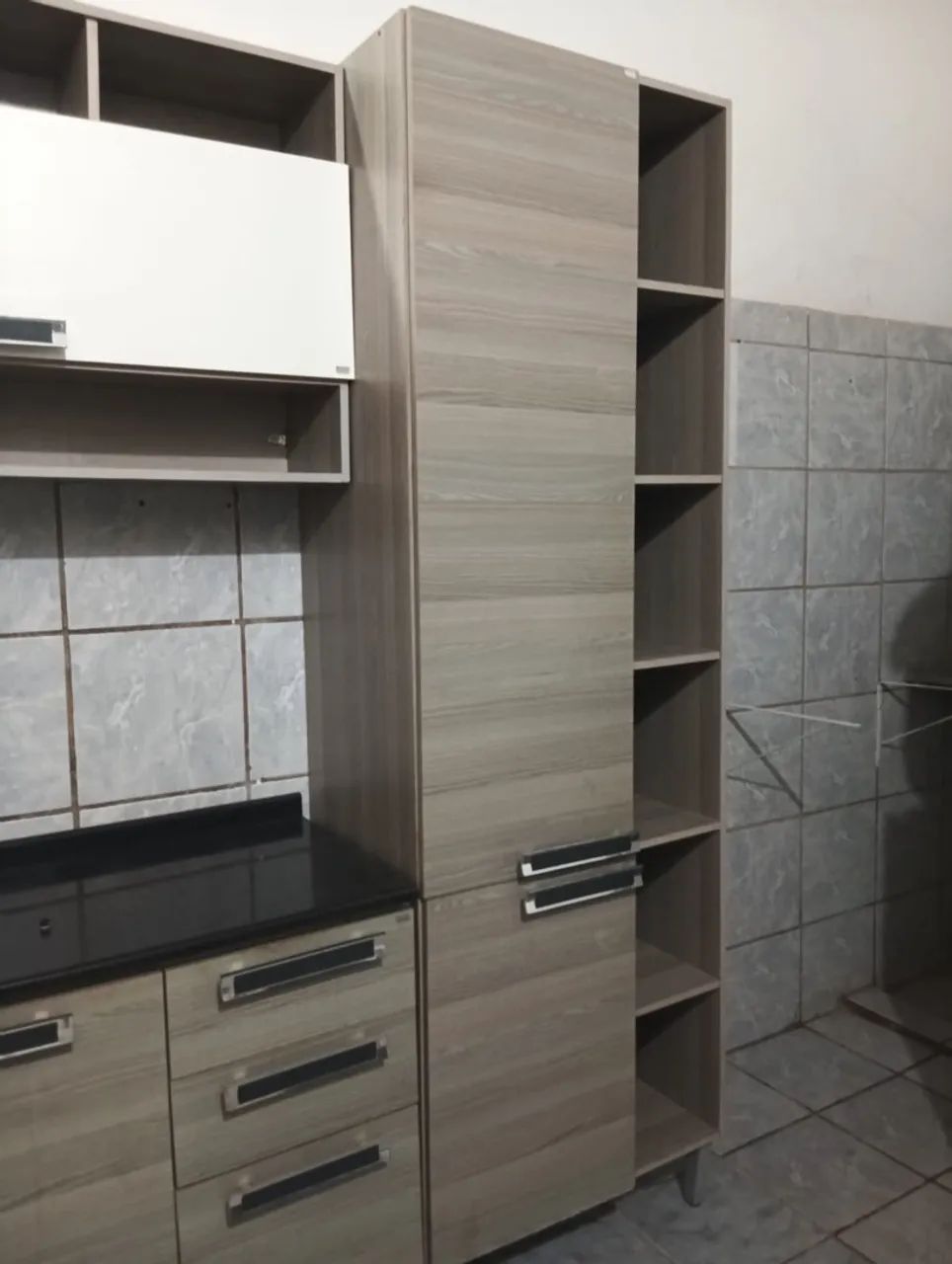 Armário de cozinha MDF cor amadeirado e branco - Foto 5