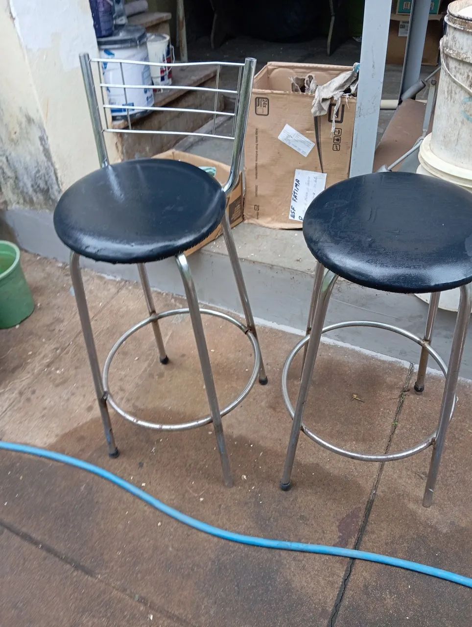 Duas banquetas altas de aço inox