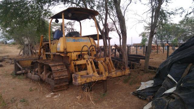 Trator de esteira D65E com escarificador