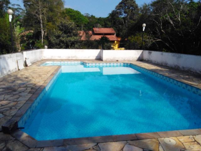 Chácara com casa de alto padrão e com linda e imensa piscina.(Tel. *)