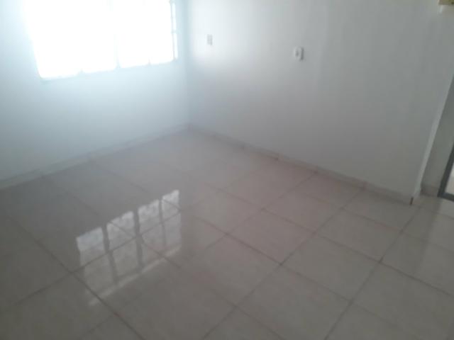 Casa à venda na QNJ. 3 quartos com amplo quintal. Desocupada - Foto 2