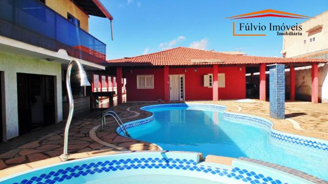 Exuberante casa térrea de alto padrão, com fino acabamento, toda na laje e porcelanato, na