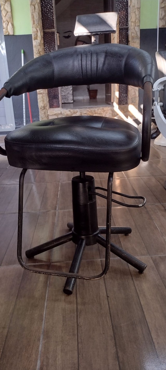 Cadeira de cabeleireiro e barbeiro hidráulico  - Foto 2