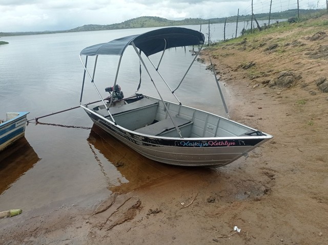 Barco com motor 5.5 e documento  todo bom só ligar e pescar