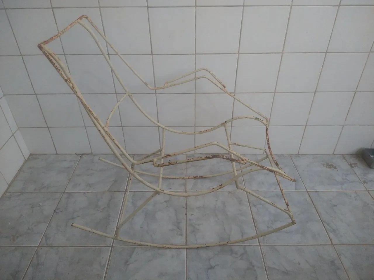 Cadeira de balanço de ferro maciço antiga  - Foto 2