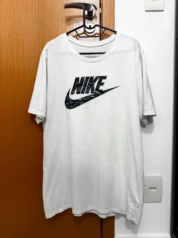 Camiseta Nike Branca e Camuflada