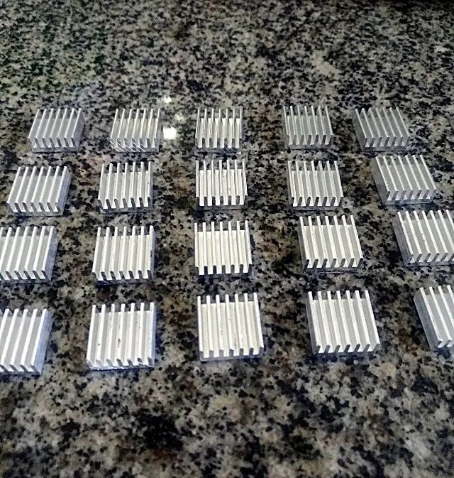 20 unidades de Dissipador de Calor de Alumínio com Autoadesivo 14x14x6mm VRM - CPU - GPU - Foto 2