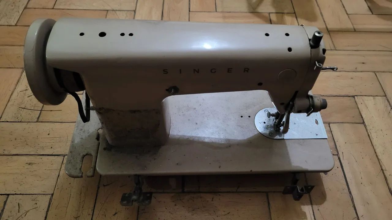 Antiguidade Maquina de costura singer década de 70 - Foto 3