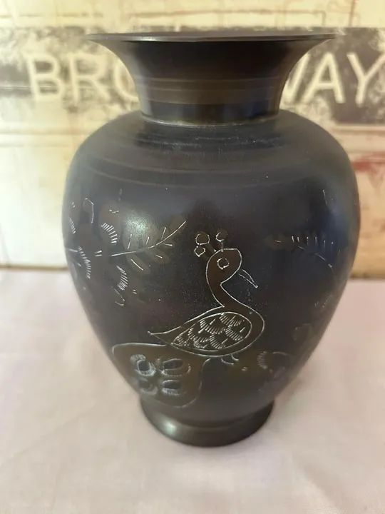 Vaso indiano de metal, com gravuras de flores e passaros. - Foto 2