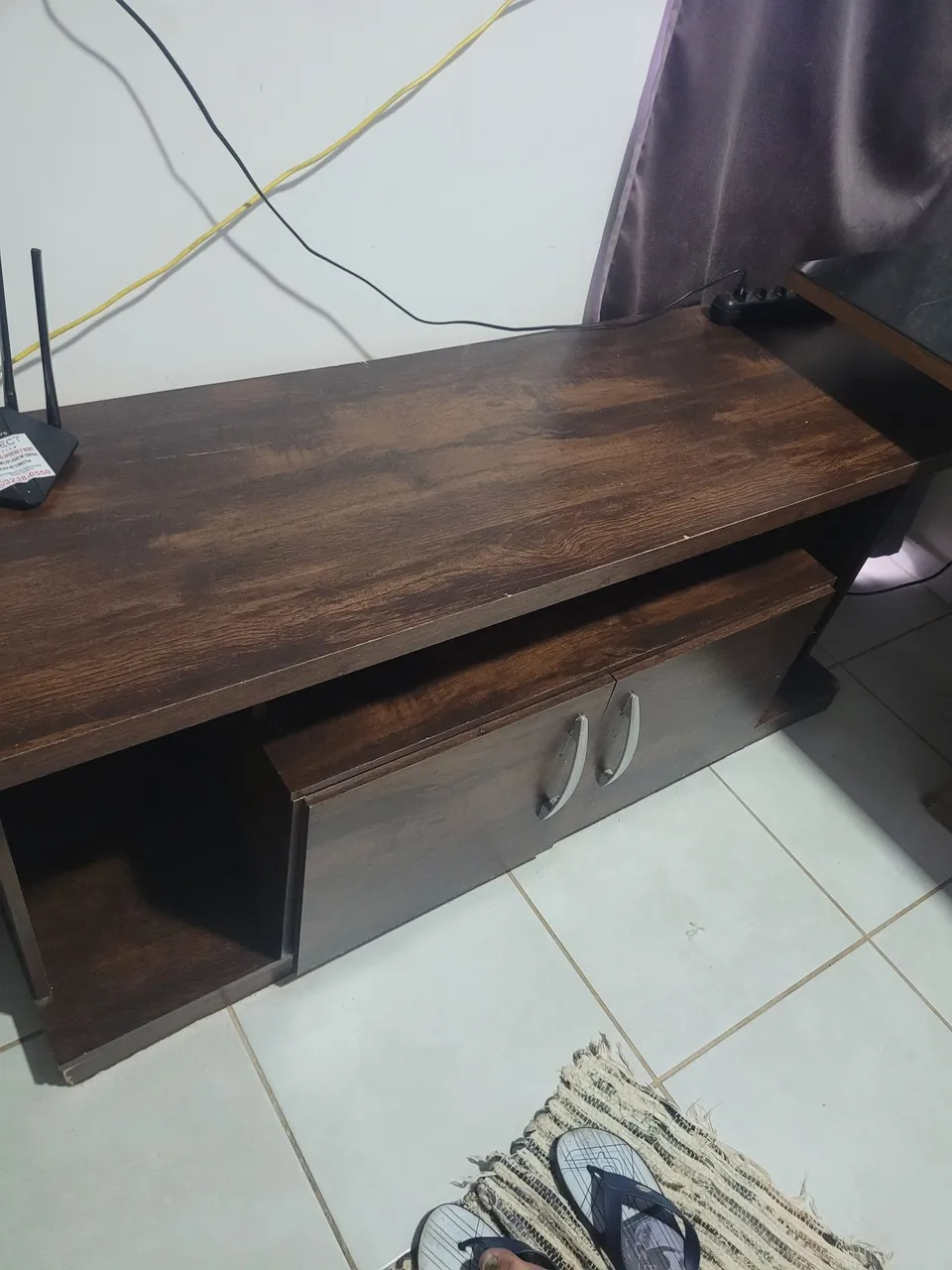 Rack de madeira para TV com gaveta e nicho