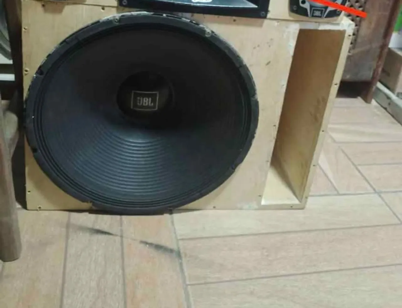 Vendo ou troco em TV,caixa com alto falante JBL 18 900wrms