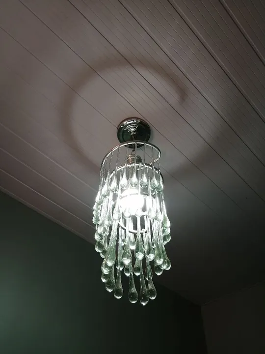 Lustre Moderno de vidro e hastes de alumínio