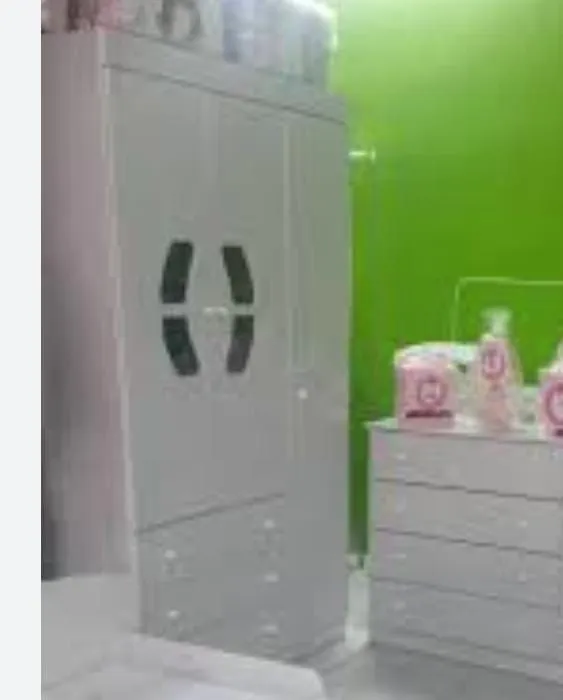 Guarda-Roupa Branco com Design Moderno