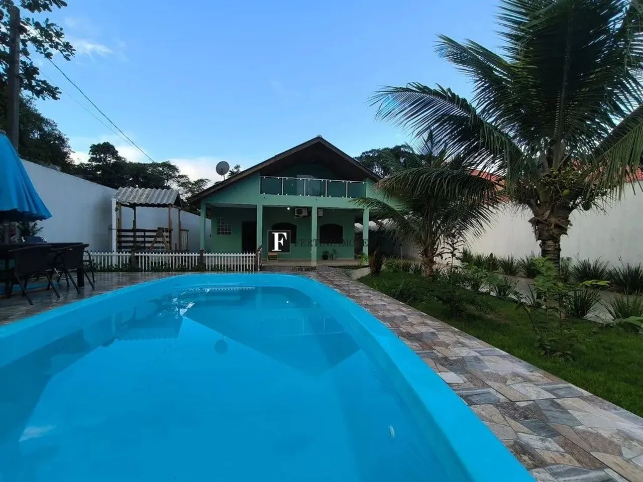 Sobrado com ático e 4 quartos Pontal do Sul