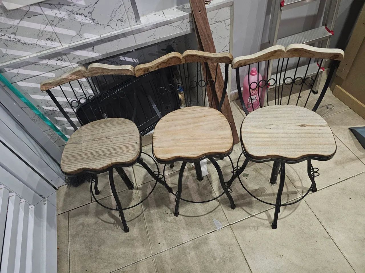 3 bancos rústico mais mesa rustica