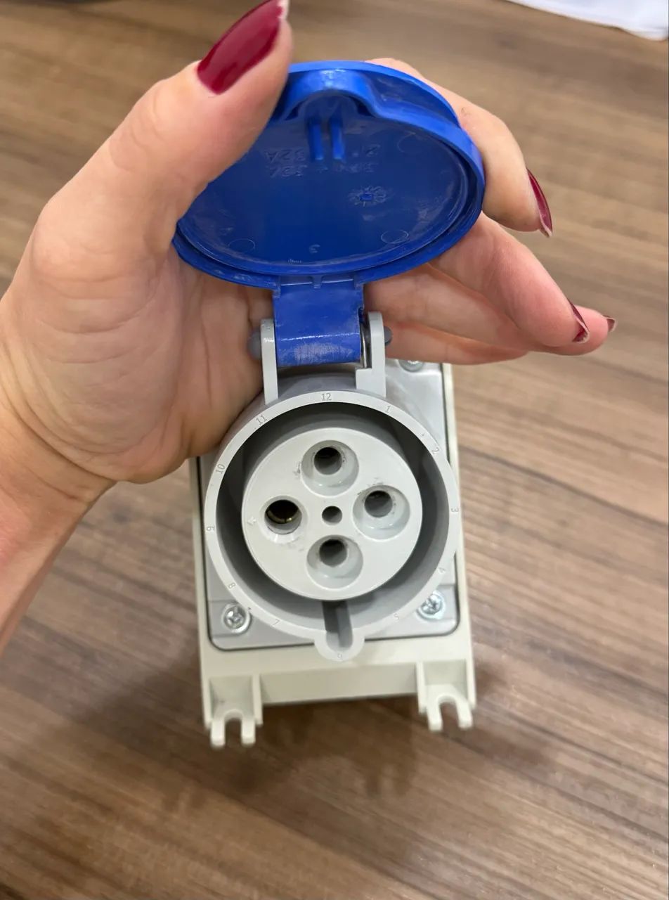 Surface-Mount Socket