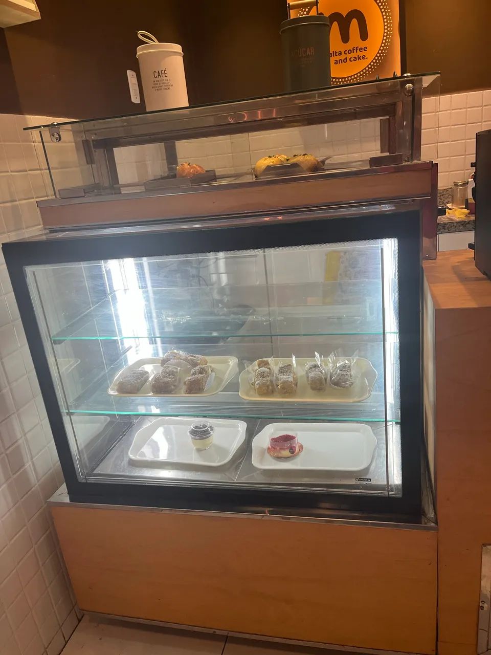 Vitrine Refrigerada e Aquecida para Confeitaria / Cafeteria