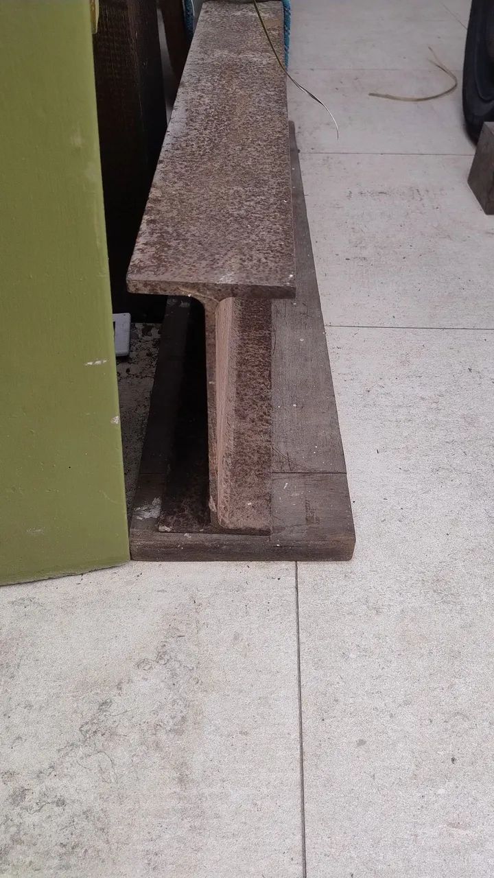 Viga de aço sem uso