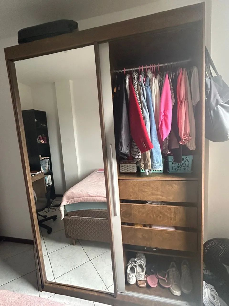 Guarda-roupa com Espelho e Portas de Correr - Foto 3