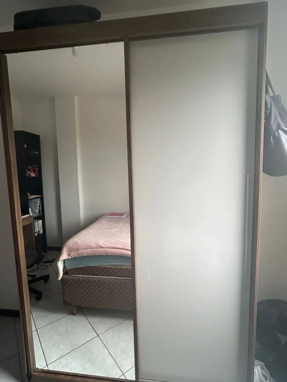 Guarda-roupa com Espelho e Portas de Correr