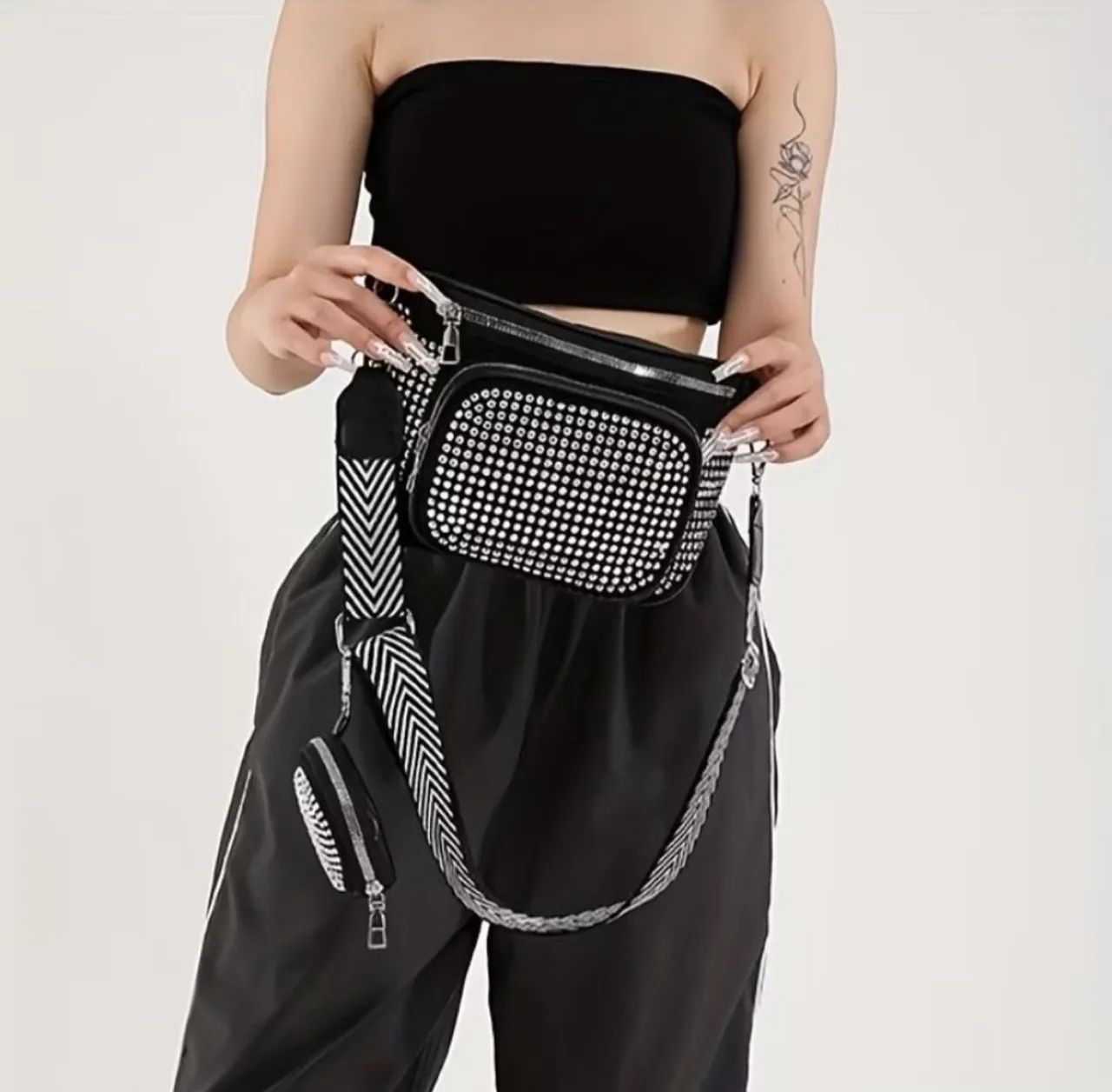 Bolsa de cintura com strass