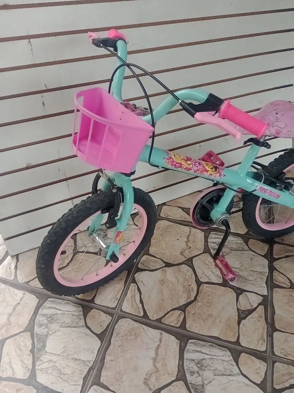 Bicicleta infantil aro 16 com personagem da Barbie  - Foto 4
