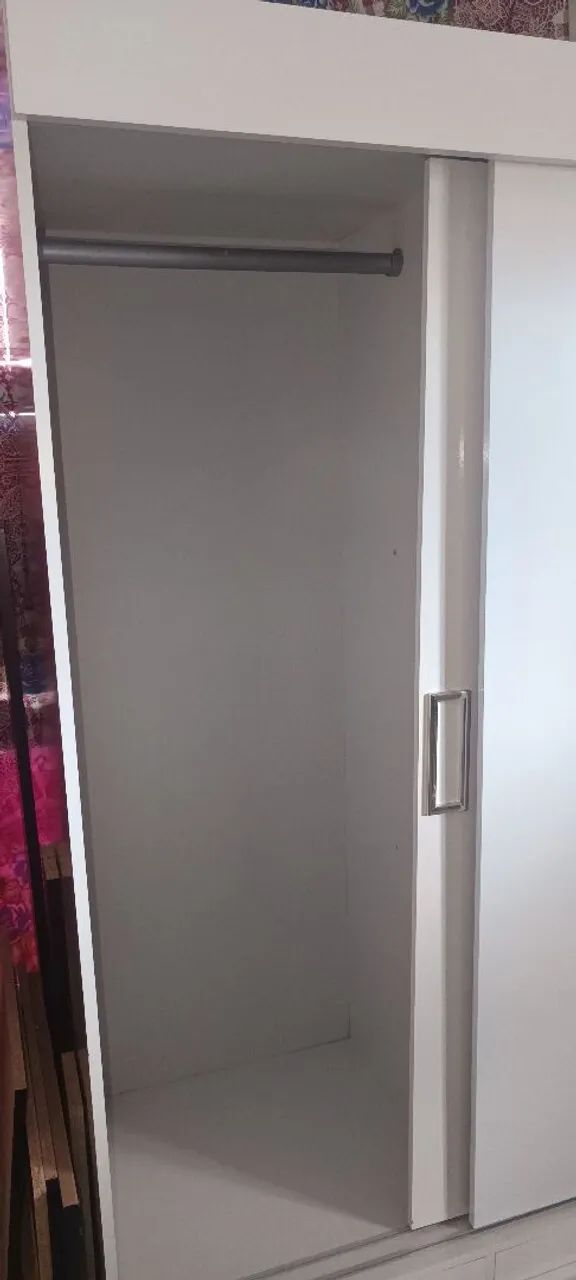 Guarda-roupas de correr branco com duas portas e duas gavetas - Foto 3