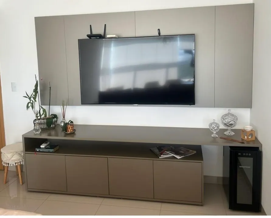 Painel e rack de TV moderno