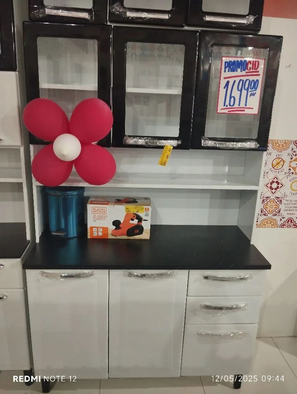 Armário de Cozinha Branco com 3 Portas e 3 Gavetas