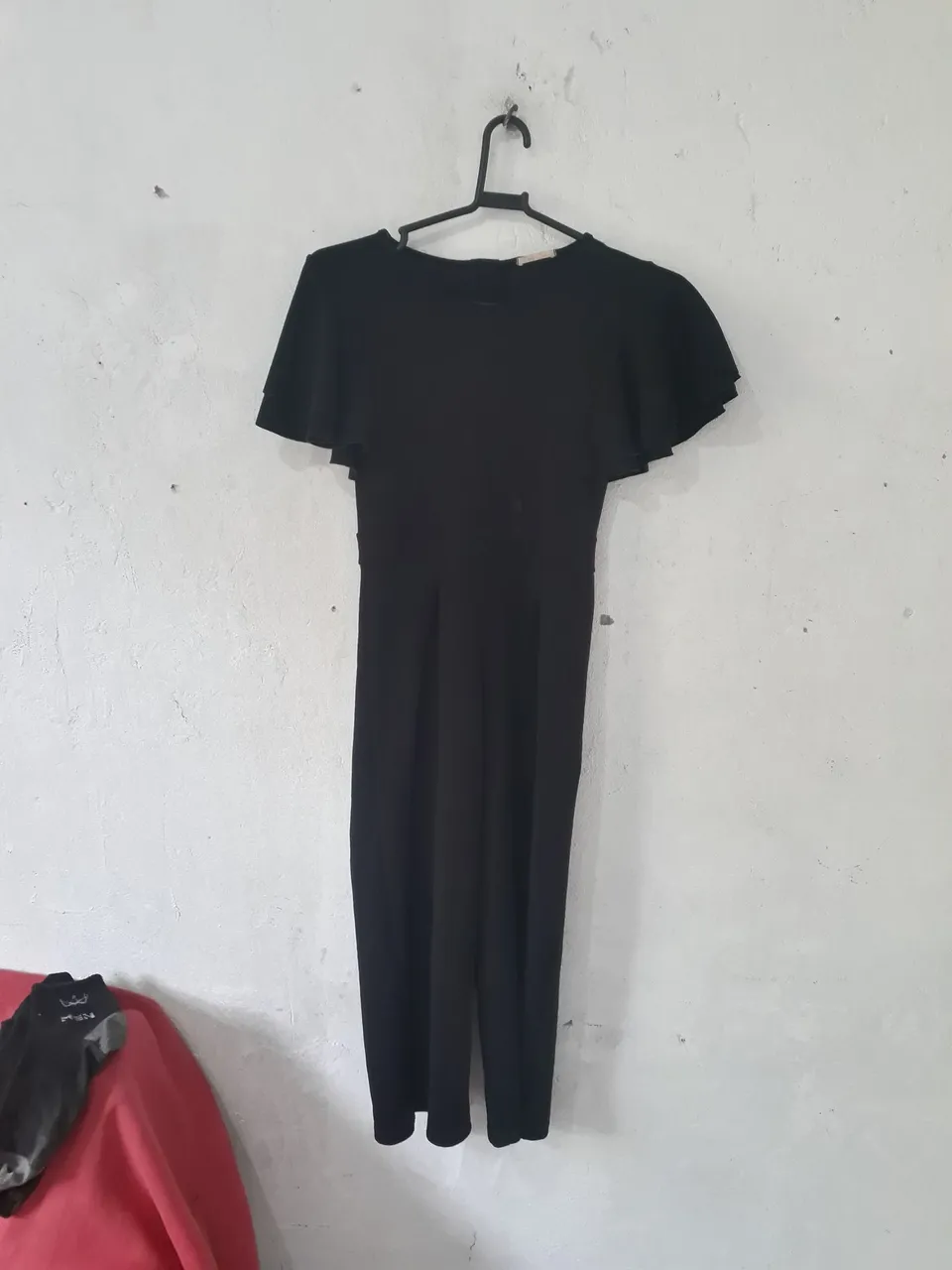 Macacão preto com mangas bufantes