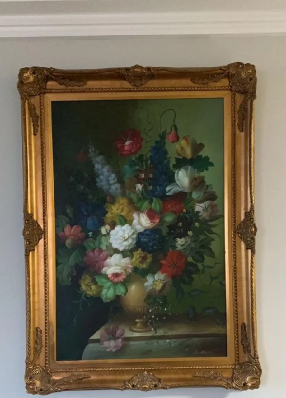 Obra de arte com pintura feita à mão.