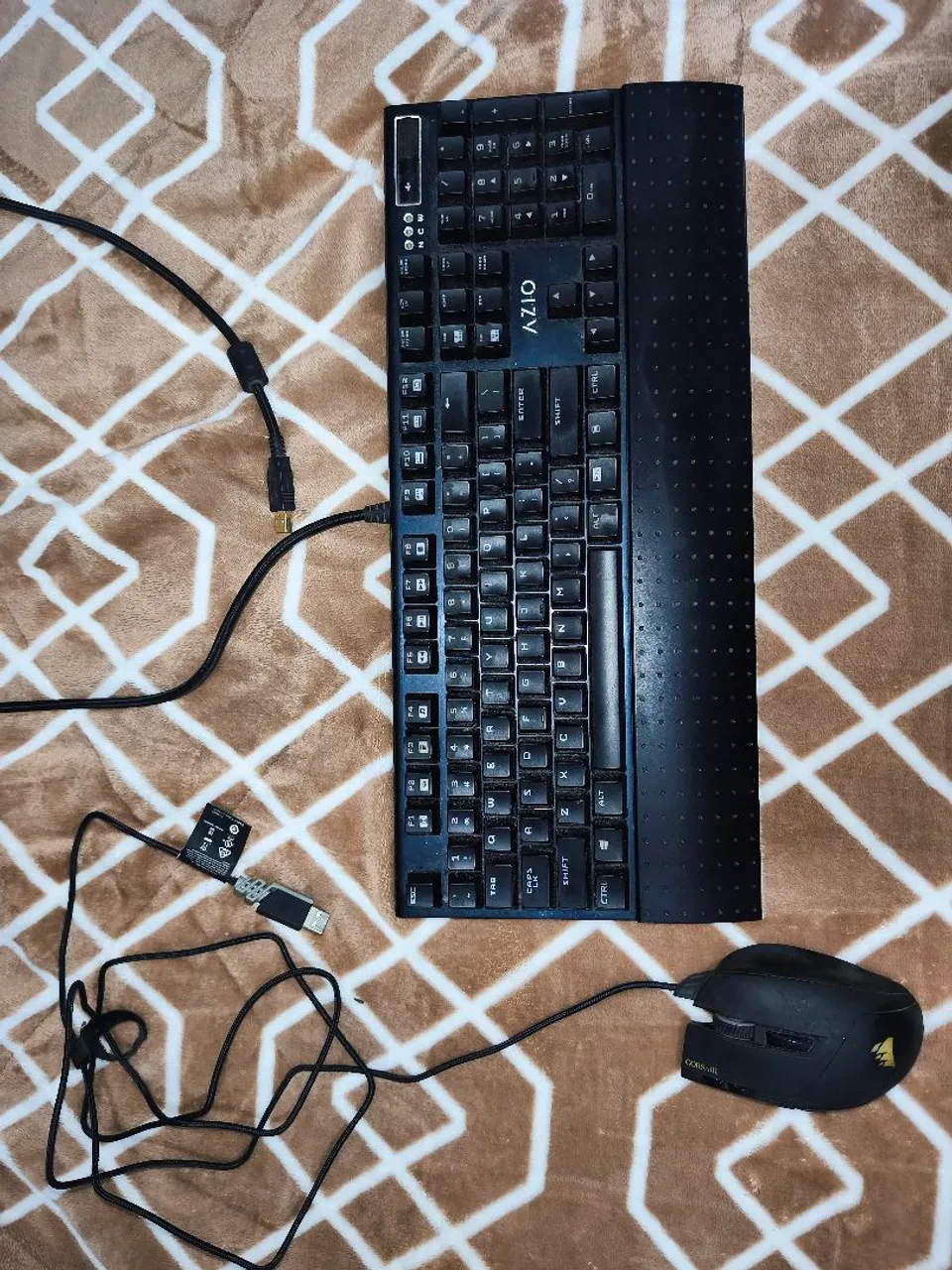 Teclado e Mouse Gamer AZIO e Corsair